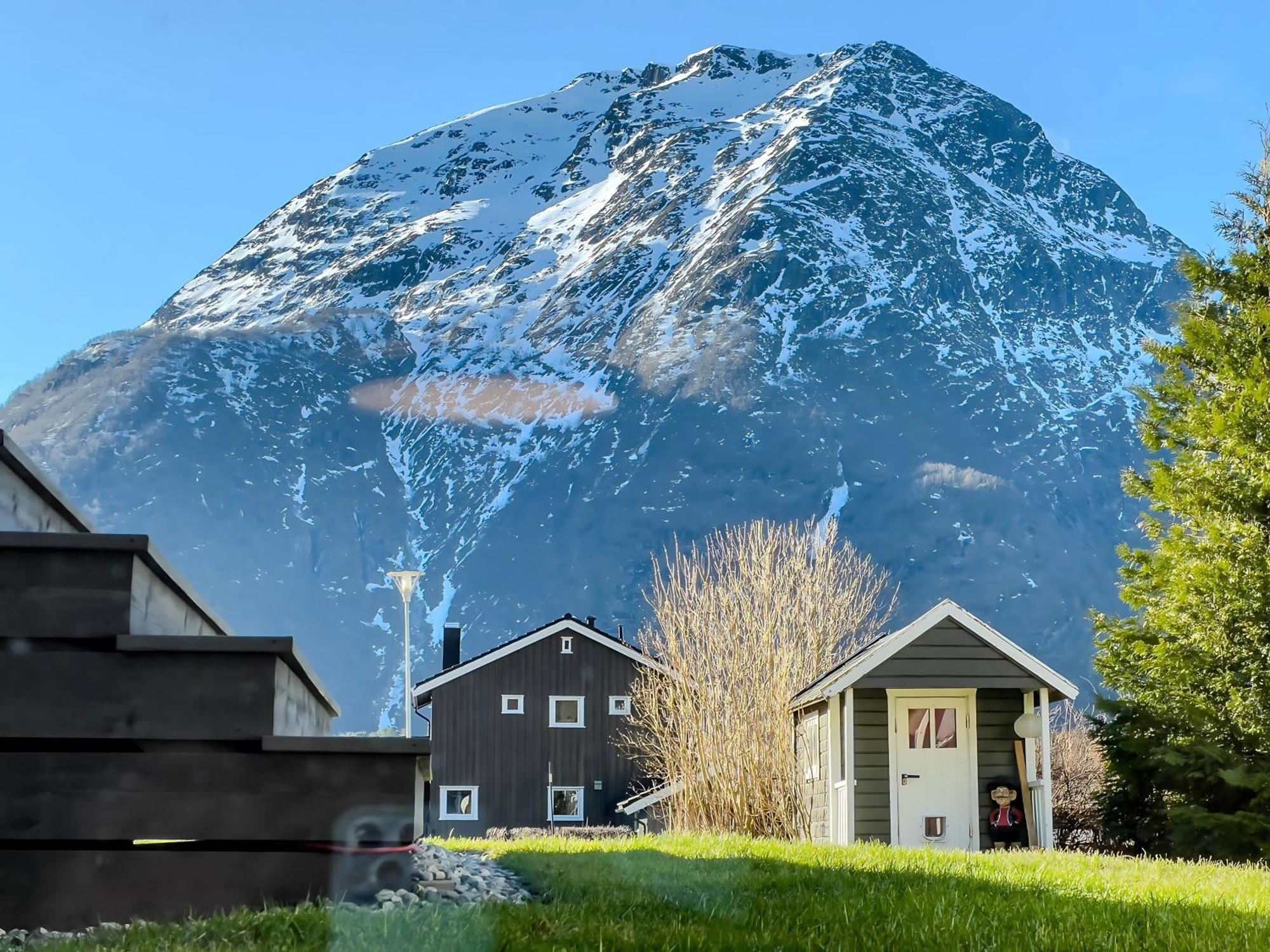 Апартаменты Andalsnes Underground Flat Экстерьер фото